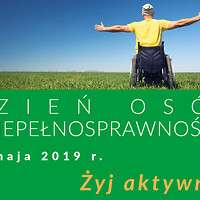 plakat Dzień Osób z Niepełnosprawnością a na nim osoba na wózku inwalidzkim na łące