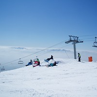 Narciarze na stoku górskim zimą