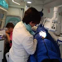 Dziecko na fotelu dentystycznym w dentobusie