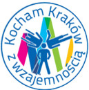 okrągłe logo z napisem Kocham Kraków z Wzajemnością z trzema postaciami w środku koła na tle loga małopolska