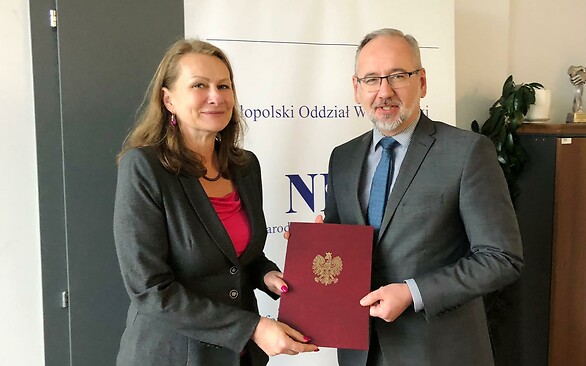 Zdjecie dyrektor mundurowej MOW NFZ. A. Pietraszewskiej i ministra zdrowia A. nNedzielskiego